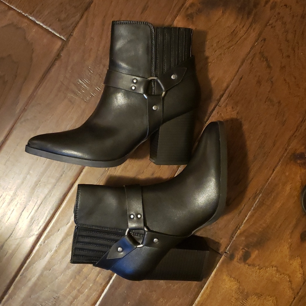 Boots - Picture 5 of 8